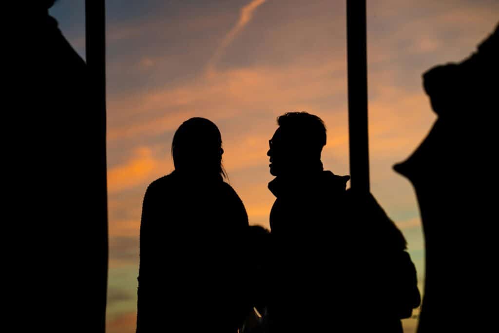 Man en vrouw praten bij zonsondergang