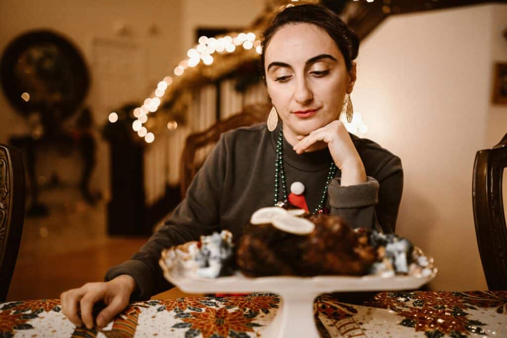 Vrouw alleen aan de kersttafel