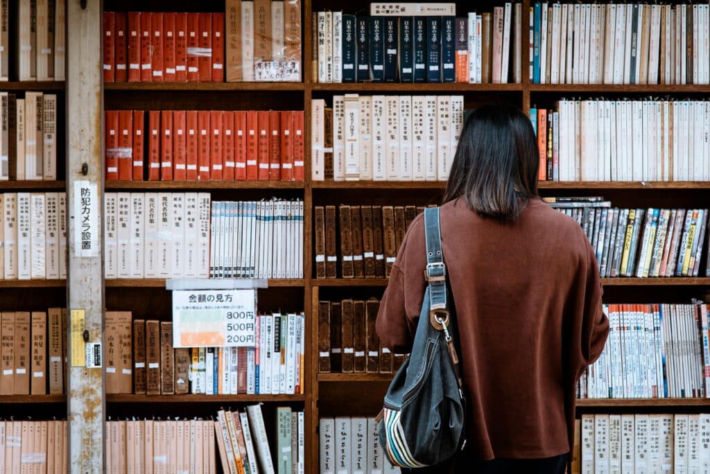 eetbuien en studeren - persoon staat voor boekenkast