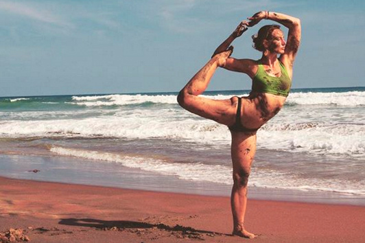 Het lichaam van een yoga docente