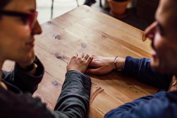 https://www.pexels.com/nl-nl/foto/man-en-vrouw-zitten-samen-voor-tafel-951290/