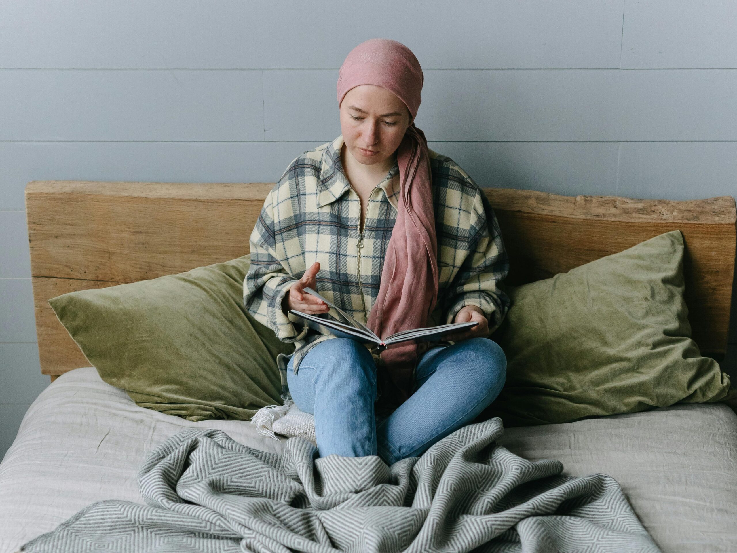 Vrouw op een bed met een boek 